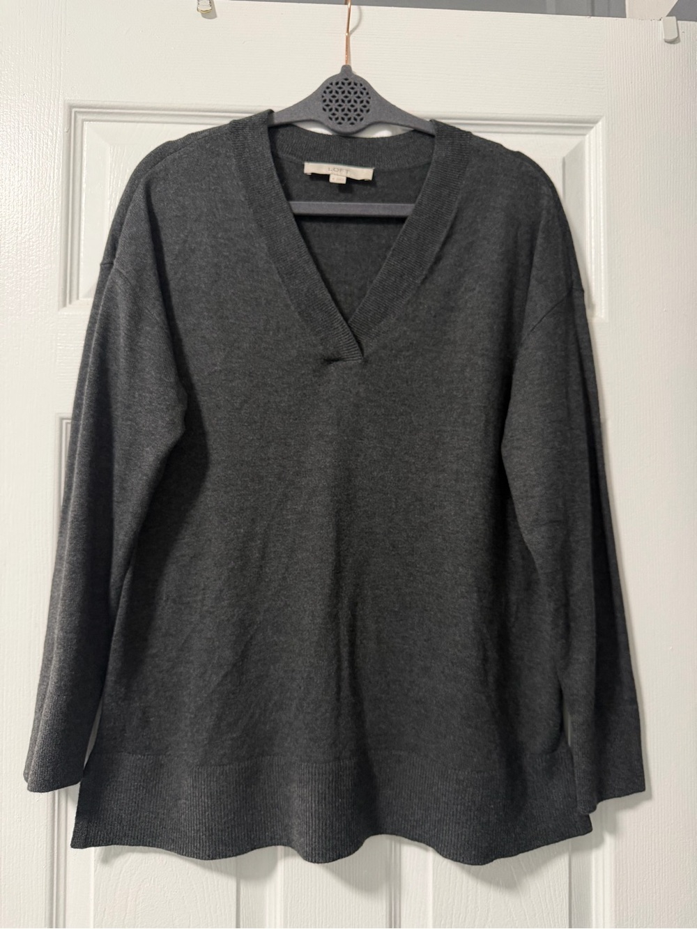 LOFT Women’s Medium Charcoal Gray V-Neck Relaxed Pullover Sweater Side Slit